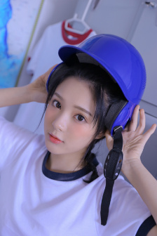挽起裙子跨开双腿运动